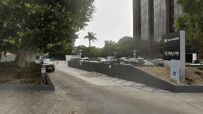 4929 Wilshire  Blvd parking