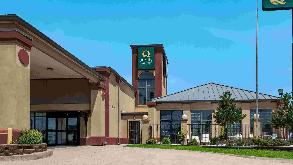 Quality Inn & Suites_4625 NE 120th St Parking