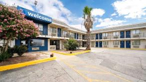Motel 6 San Antonio_5522 N PanAm Expy Parking