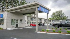 11455 SW Pacific Hwy(6 Tigard) Parking