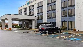 Clarion Pointe Near Erie Casino_7415 Schultz Rd Parking