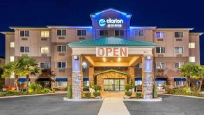 Clarion Pointe Medford (Parking)