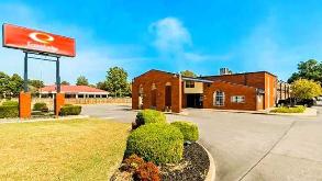 Econo Lodge_110 Independence Ave Parking