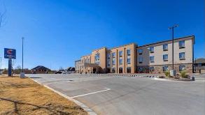 Comfort Inn & Suites Harrah Parking