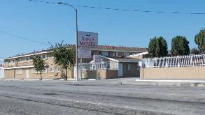  Kings Motel 3501 W Imperial Parking