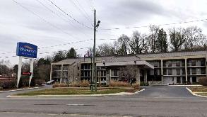 Baymont by Wyndham - 2350 Elm Hill Pike Parking