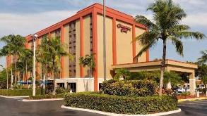 Hampton Inn Miami-_3620 NW 79th Ave Parking