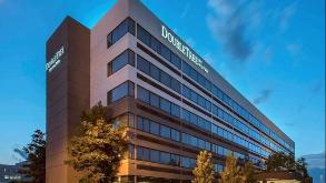 DoubleTree by Hilton Chicago Schaumburg ORD Airport Parking