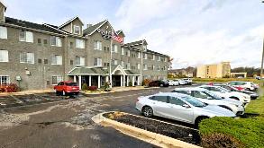 Country Inn & Suites by Radisson - 2900 Airport Dr Parking
