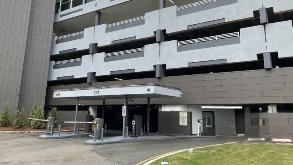 575 Memorial Dr Parking