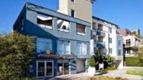 4055 Redwood Ave Parking