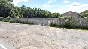 216 Earls Rd Parking