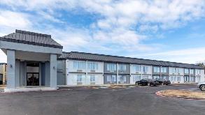 1495 Industrial Dr E Parking