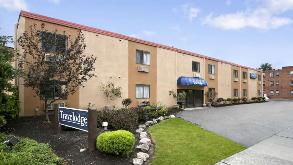 Travelodge by Wyndham Lakewood CLE Airport Parking