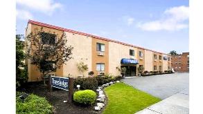 Travelodge by Wyndham Cleveland Lakewood - 11837 Edgewater Dr Lot