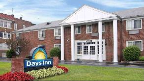 Days Inn by Wyndham Lakewood - 12019 Lake Ave Parking