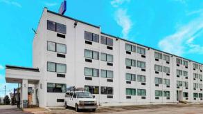 910 N Collins St - Motel 6 Parking