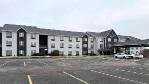 Country Inn and Suites_2270 Point blvd Parking