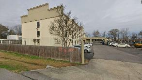Sonesta Essential Hotels - 2949 Varsity St Parking