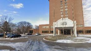 Comfort Inn Brooklyn Center - 2200 Freeway Blvd Parking