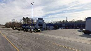 Budget Inn - 224 Bruce Rd Parking