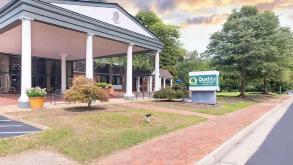 Quality Inn & Suites - 351 York St Bldg B Parking