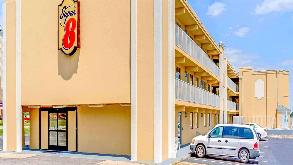 Super 8 by Wyndham Indianapolis West Airport Parking