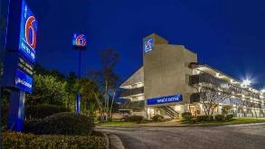 Find Parking Spot in Motel 6 Memphis Airport  Parking Garage