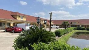 Photo of  Deluxe Inn & Suites 15830 E Freeway Service Rd Garage spot, located 9.1 mi from Baytown