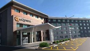 La Quinta Inn & Suites by Wyndham Rosemont ORD Airport Parking