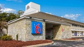 Find Parking Spot in Motel 6 Dayton DAY Airport  Parking Garage