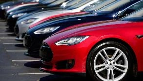 Find Parking Spot in Holiday Inn and Suites ABQ Airport  Parking Garage