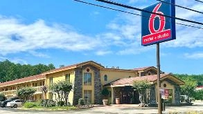 Find Parking Spot in  Motel 6 Huntsville HSV Airport  Parking Garage