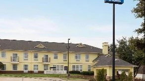 Days Inn and Suites by Wyndham DFW South Airport Parking