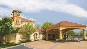 La Quinta Inn & Suites by Wyndham STL Airport Parking