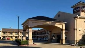 Find Parking Spot in Mustang INN IAH Airport  Parking Garage