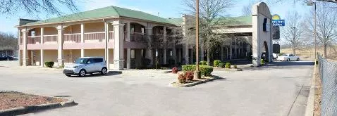 Find Parking Spot in Days Inn Clinton National (LIT) Airport  Parking Garage