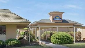 Find Parking Spot in Days Inn by Wyndham Charlotte Airport  (No Shuttle) Parking Garage