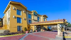 La Quinta Inn & Suites ORD Airport Parking