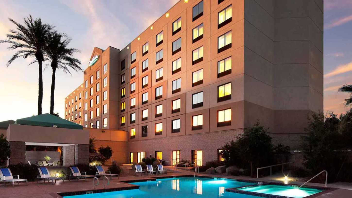 Book Hourly Parking in Radisson Hotel - PHX Airport Parking
