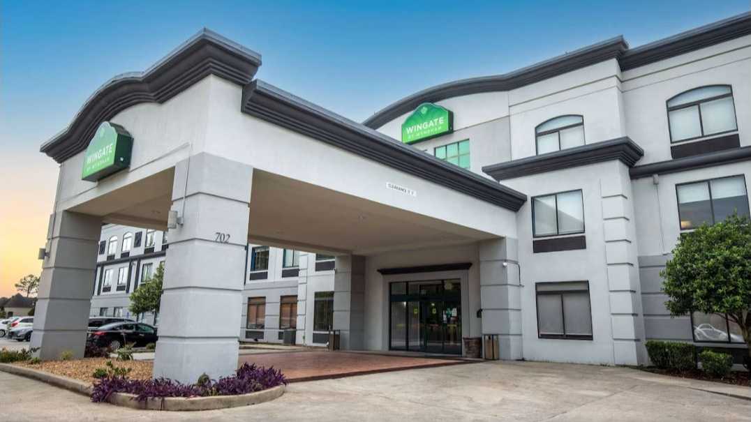 Book Hourly Parking in Wingate by Wyndham - Lafayette (LFT) Airport Parking