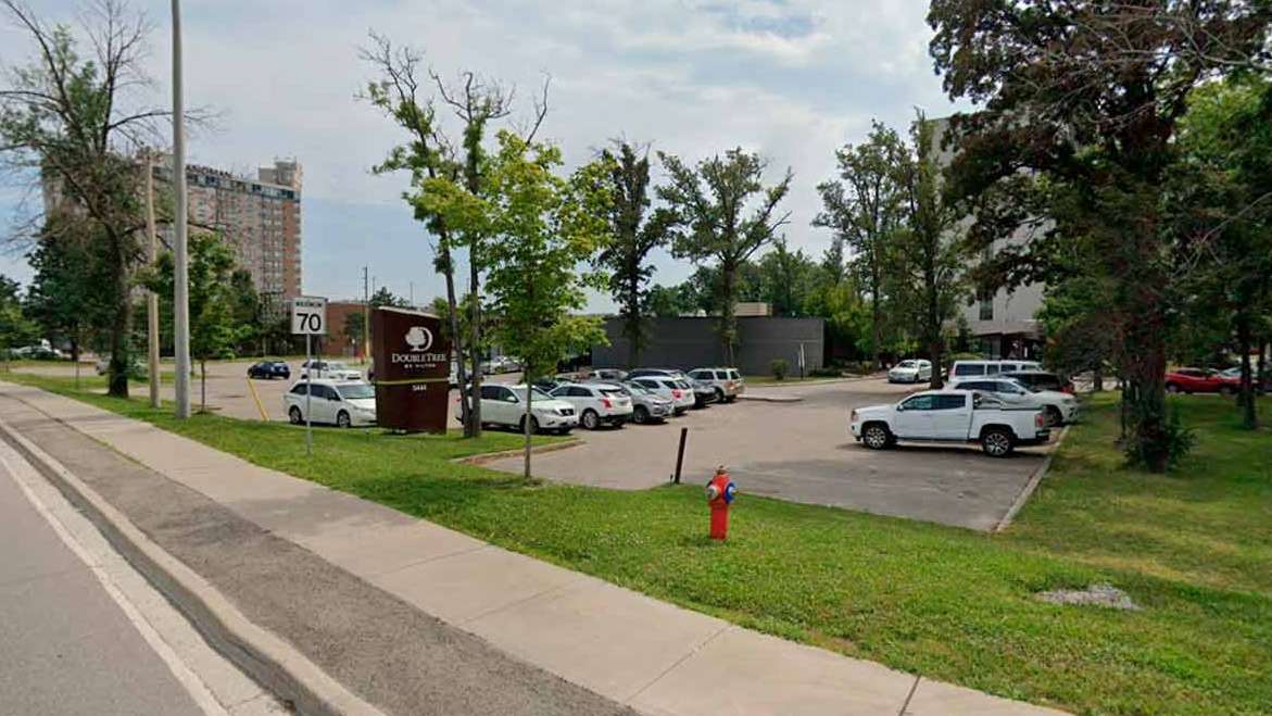 DoubleTree by Hilton Hotel Toronto (YYZ) West Airport Parking