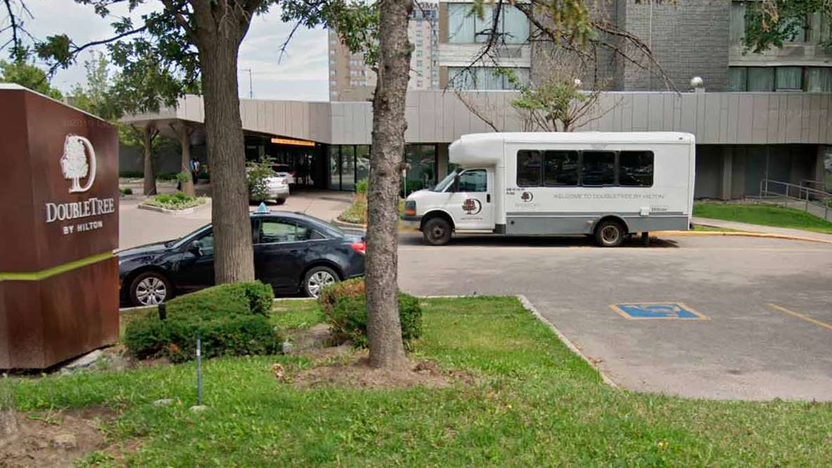 DoubleTree by Hilton Hotel Toronto (YYZ) West Airport Parking