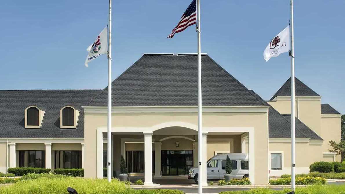 Reserve DoubleTree by Hilton Wood Dale OHare Airport Parking NO