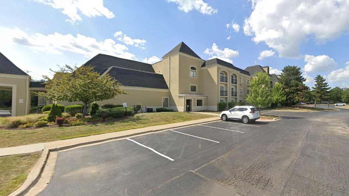 Reserve DoubleTree by Hilton Wood Dale OHare Airport Parking NO