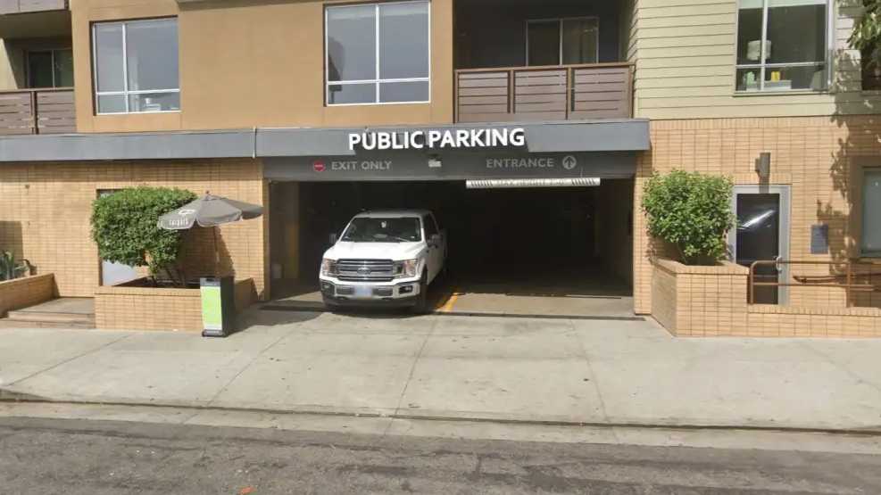 Book Hourly Parking in 1721 N Las Palmas Ave Parking