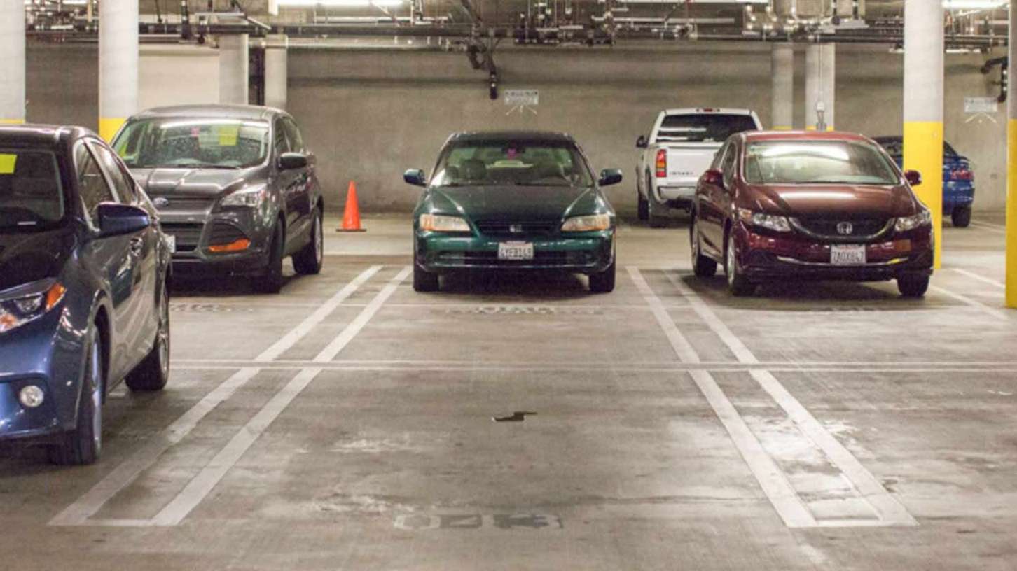 Book Hourly Parking in 1721 N Las Palmas Ave Parking