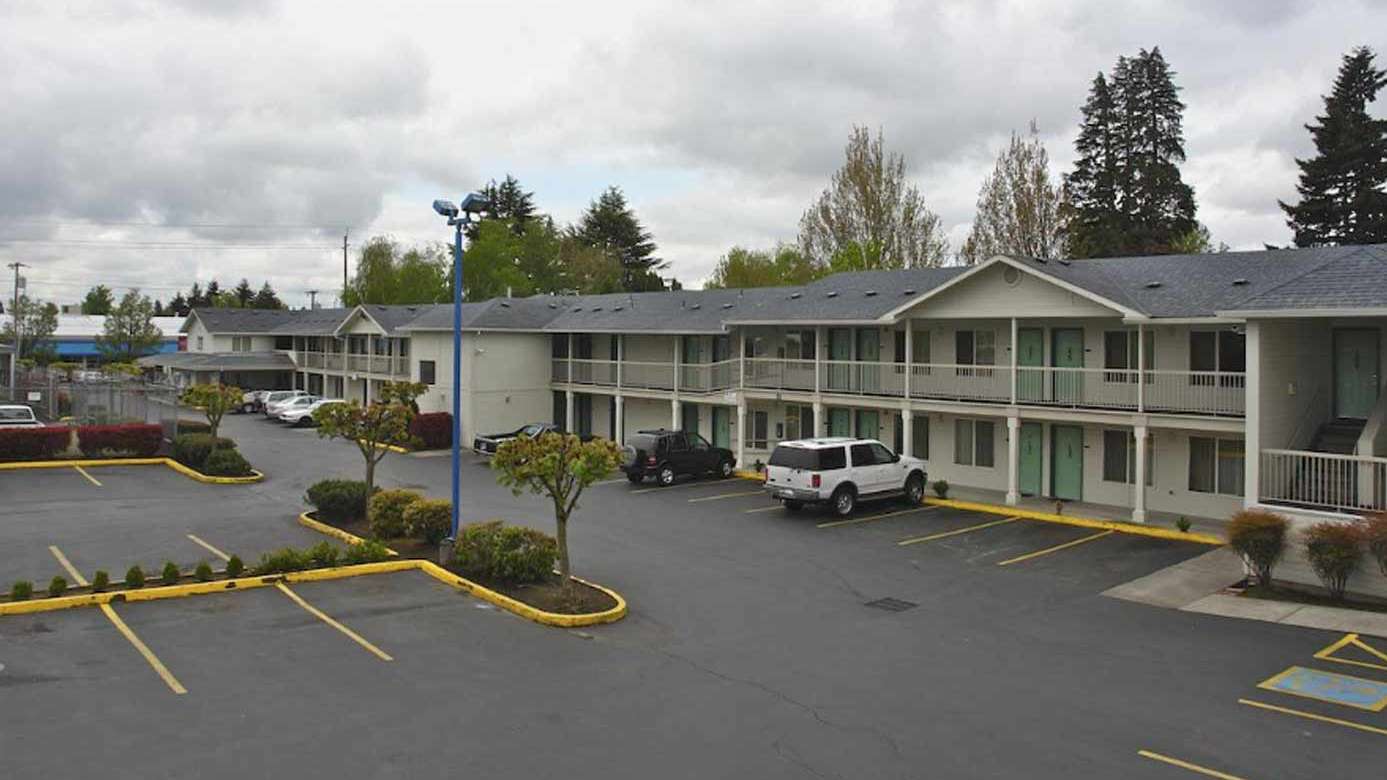 Reserve Motel 6 PDX Mall 205 Airport Parking