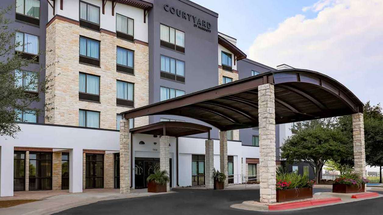 Courtyard by Marriott AUS Airport Parking