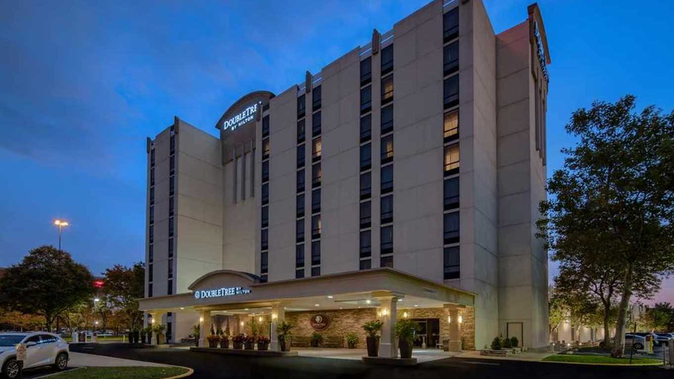 DoubleTree by Hilton PHL Airport Parking Way